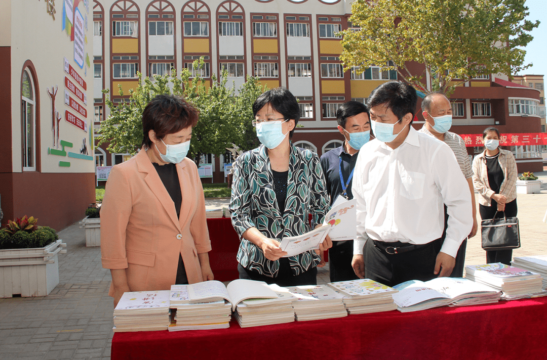 臨清市委副書記,市長祁學蘭先後來到逸夫實驗小學,京華中學,走訪慰問