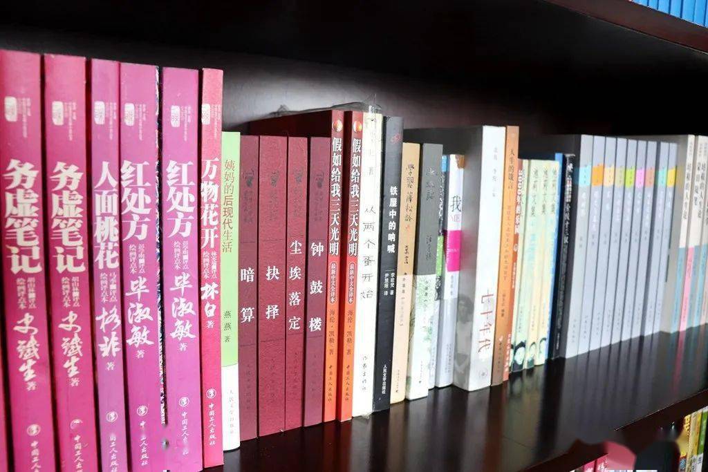 满足大家当前阅读习惯,该局开通了线上"世界经典移动图书馆",书籍种类