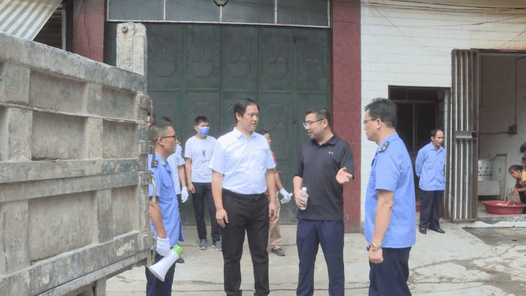 9月8日,县委副书记黄伟昌分别到创城五个整治组开