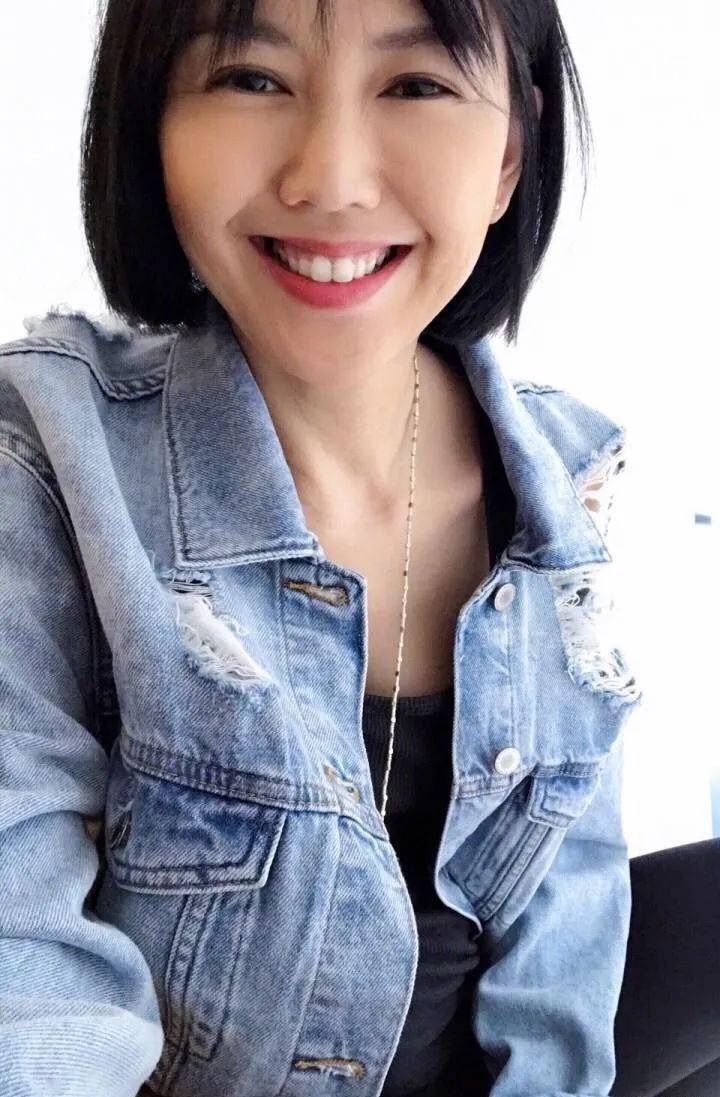 孙燕姿素颜出镜大方真实皮肤松弛还有小坑洼女神都这么老了