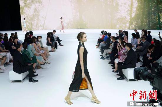 脉络|香港上演旗袍秀 展现旗袍独特韵味