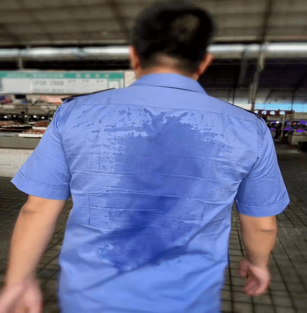 虽已立秋但每日气温依然炎热,每个同志都被热得汗流浃背,但是我们仍