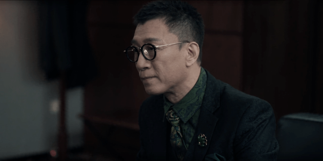 李成阳知道他戴的眼镜是假货吗