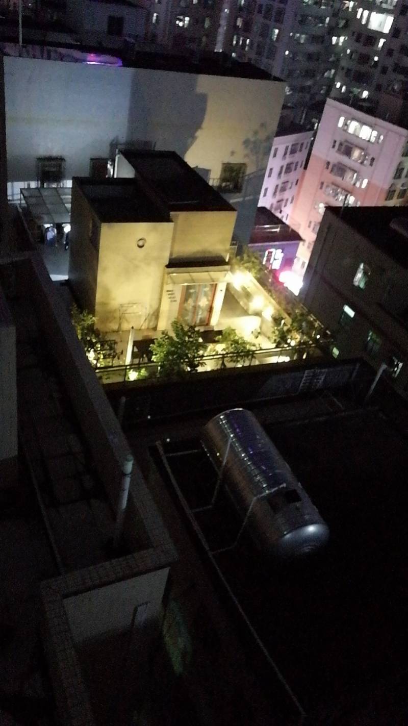 深圳一女子在天台聚会时遭飞来石子砸伤,警方介入调查