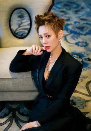 姜大|性情火爆怼导演、离婚2次的她，49岁了怎么维持在一线？