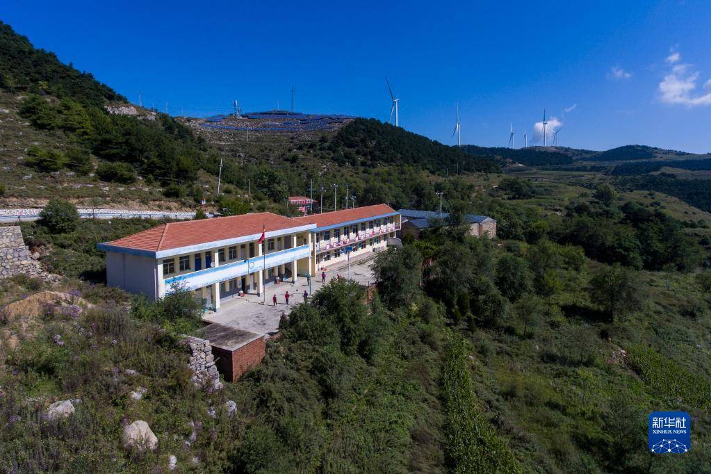 9月7日,在山西省平顺县达驼村达驼教学点,宋忠胜,李月梅和孩子们在