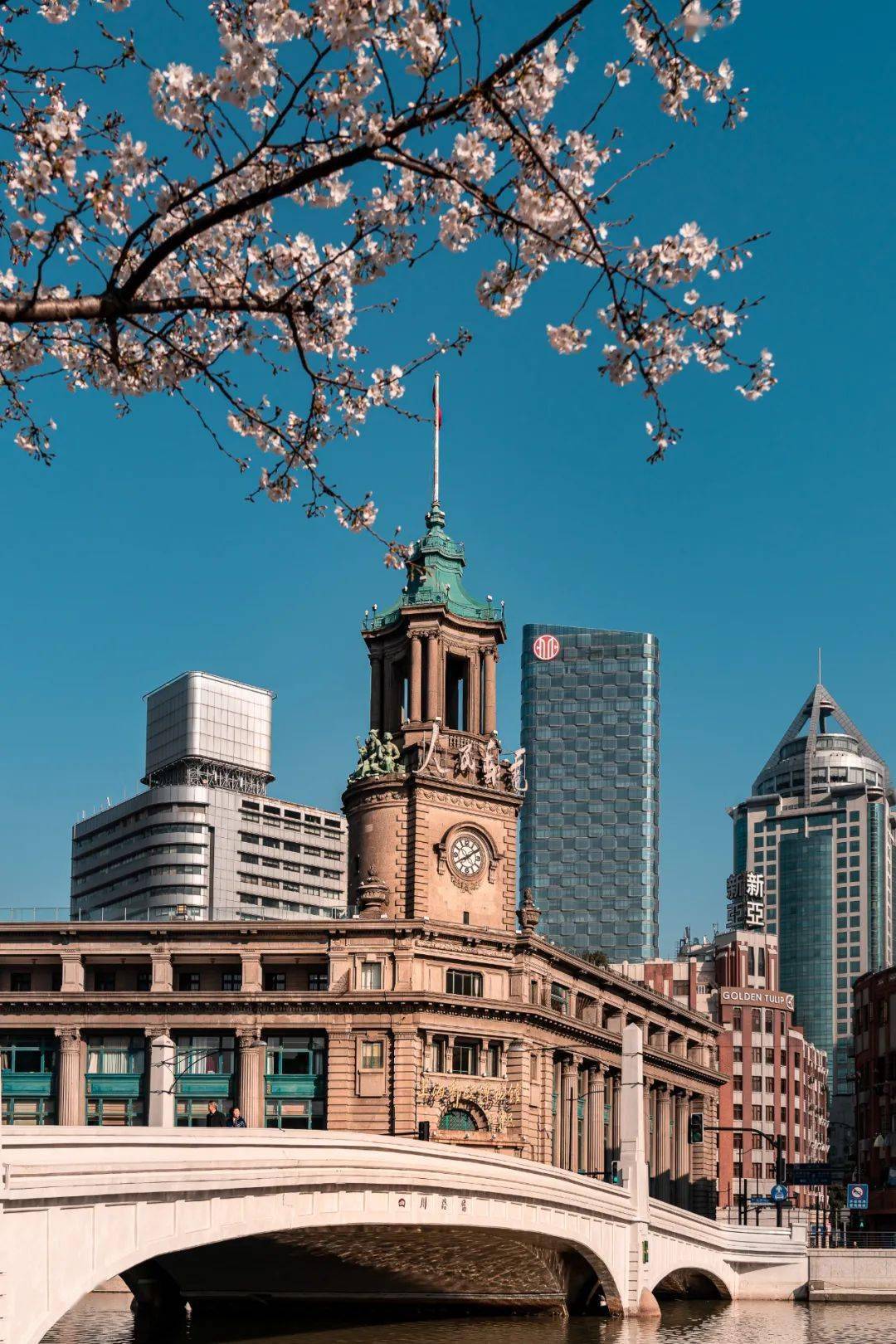 用索尼g大师镜头拍摄上海邮政大楼在苏州河畔延展外滩风情