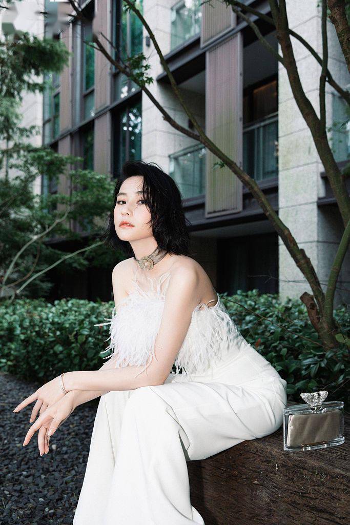 反转|何超莲黑白LOOK变换多样风格 柔美酷飒展现反转魅力