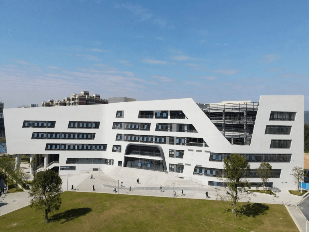 学校新图书馆总建筑面积 3万余平方米, 六层结构,坐落于松田校园核心