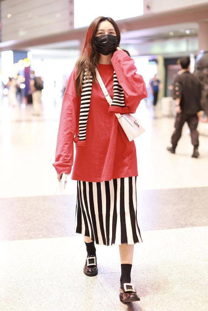 显得|沈梦辰穿红衫肩披格纹毛衣 穿搭巧妙化身文艺女青年