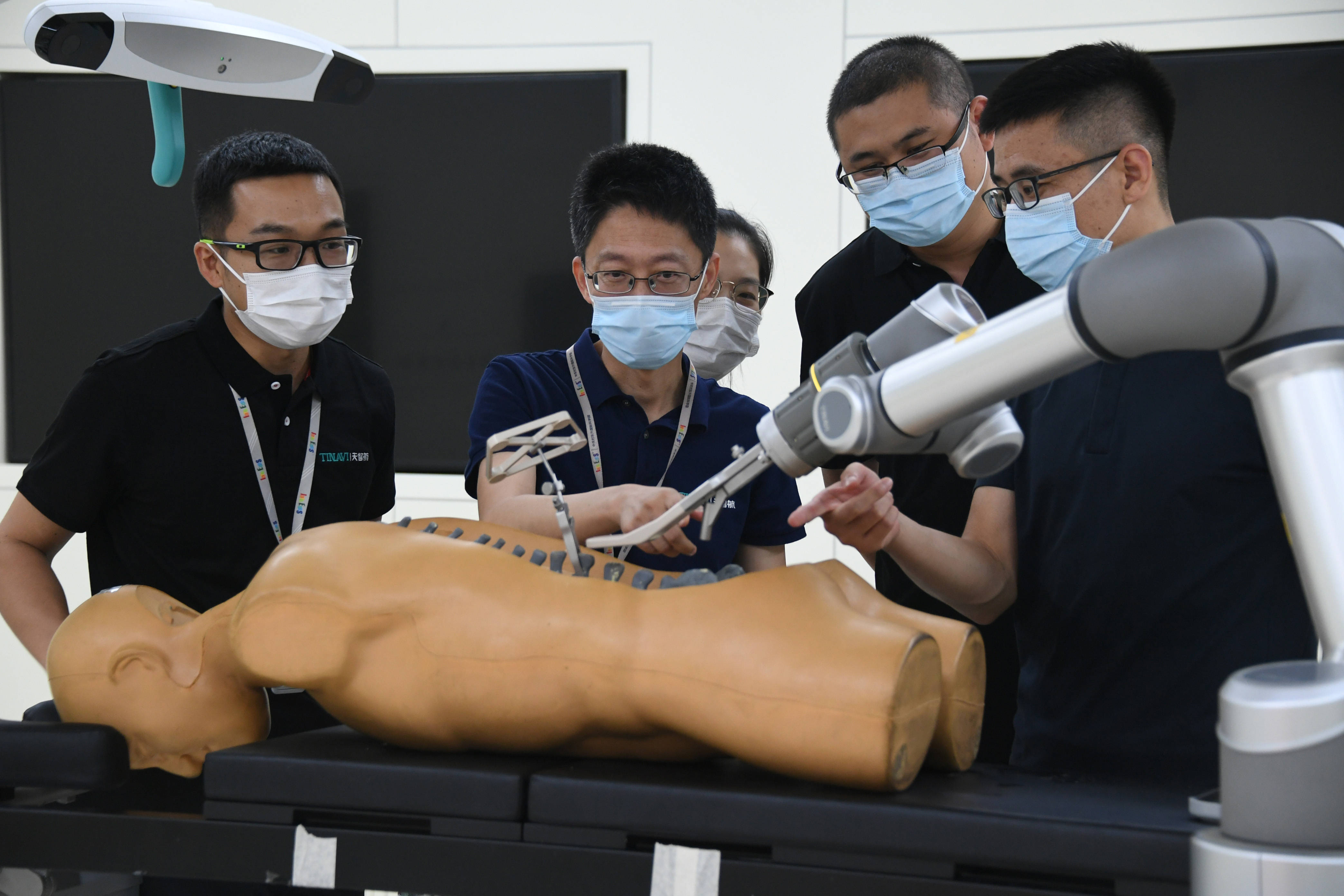 天智航医疗科技股份有限公司实验室,刘铁昌(右三)与同事进行骨科手术