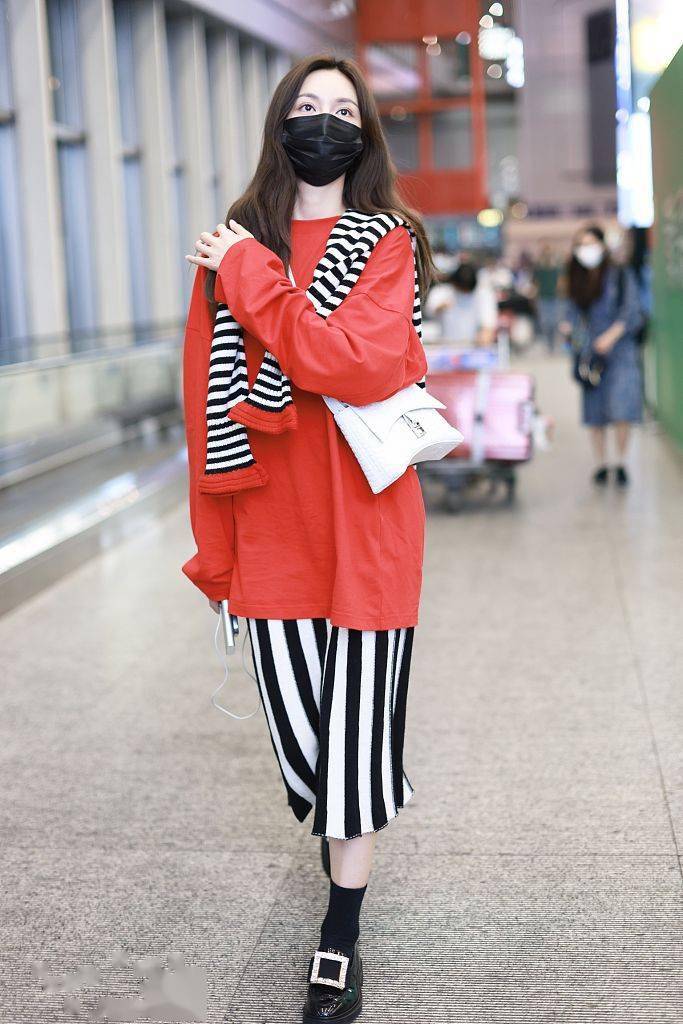 显得|沈梦辰穿红衫肩披格纹毛衣 穿搭巧妙化身文艺女青年