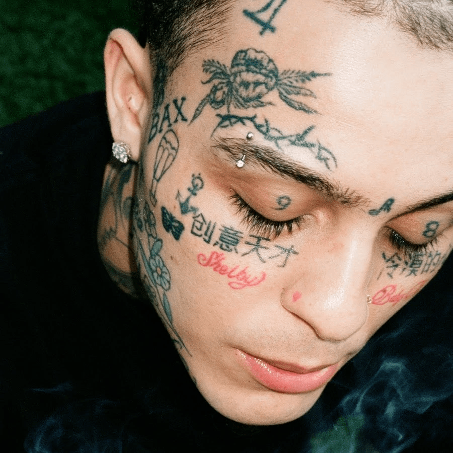 随着社交网站的兴起,人们的确越来越重视外表上的噱头,也许在以前纹身