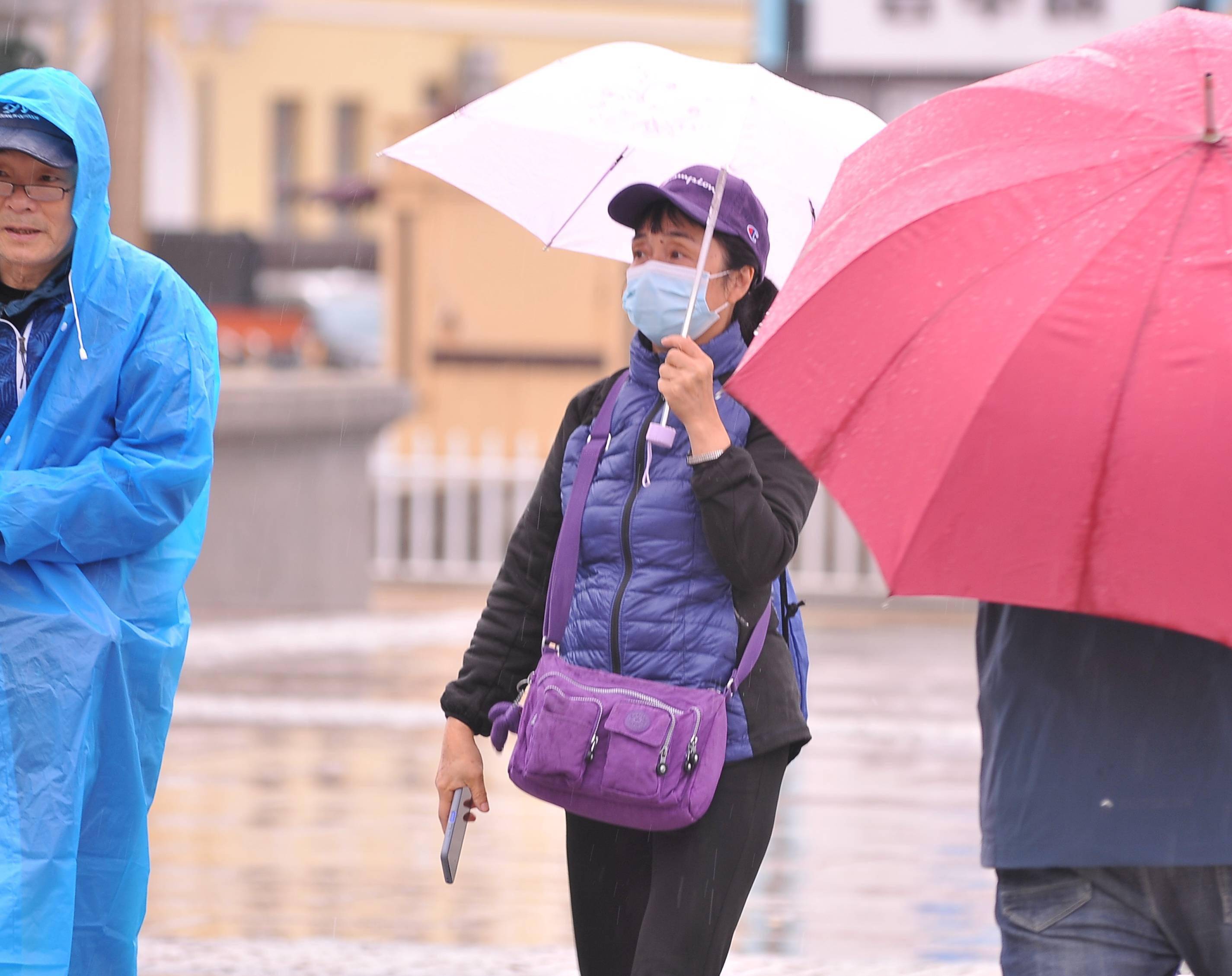 冰城降雨降温有市民游客穿上了羽绒服如同过冬一般