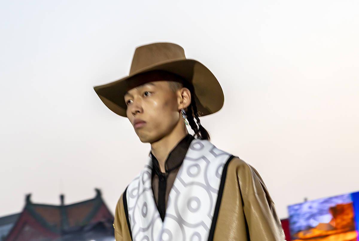 一般男式白氆氇藏袍的领口镶上6厘米宽的"加洛"(带有花纹的镶边).