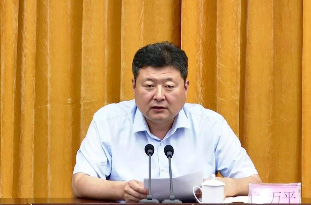 市长李万平在部署我市持续优化营商环境工作时强调:真情实意为企业办