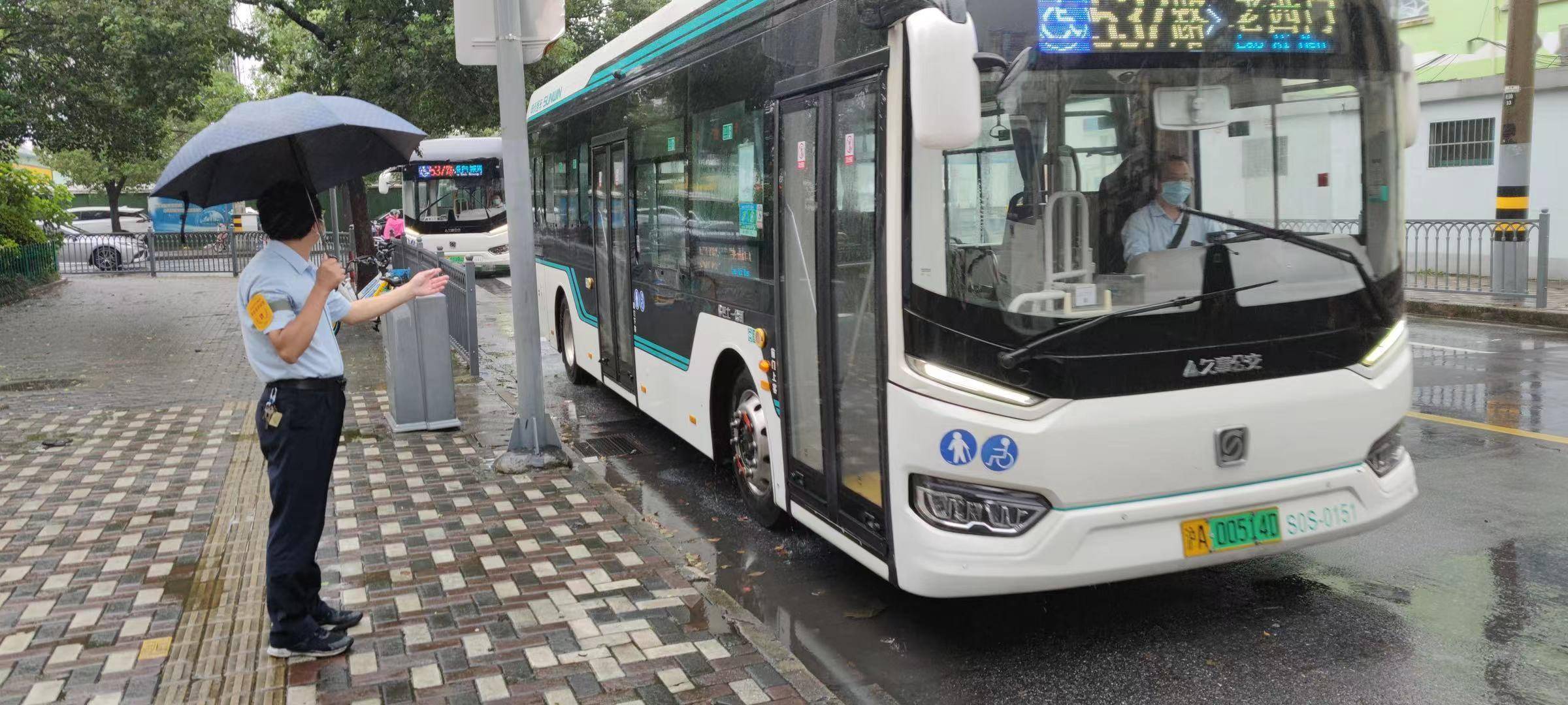 公交车辆能见度在5米以内的,驾驶员应立即停驶