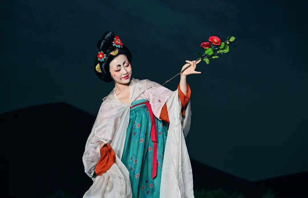 华云裳|衣冠之美迎盛世，月牙泉边秀华服