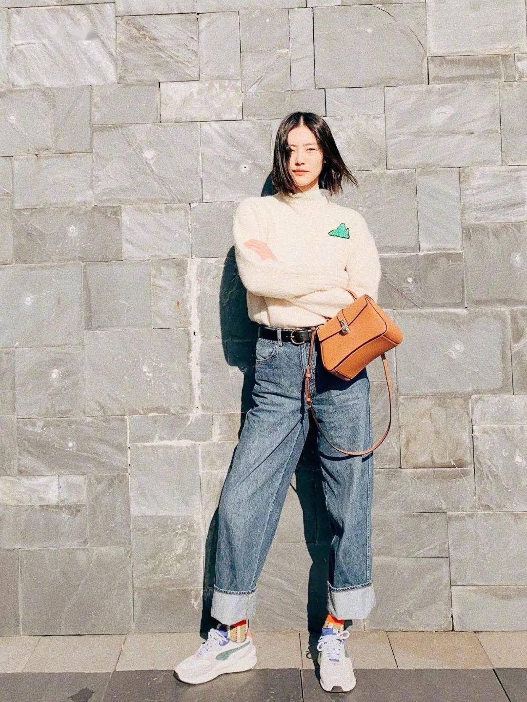 还有雯总作为世界超模,绝对是行走的衣服架子,她也超爱老爹鞋.