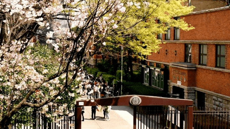 上智大学简称上智,索菲亚,是一所本部位于日本东京都千代田区的世界性