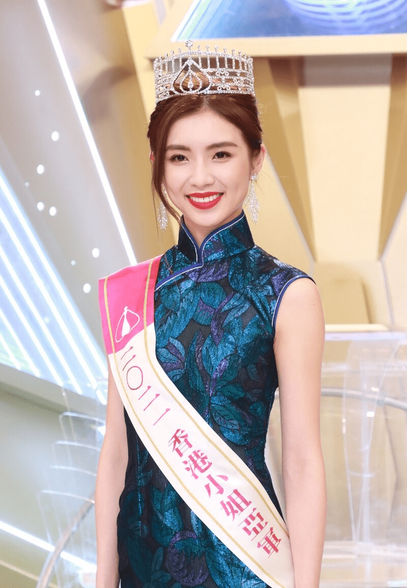 2021香港小姐宋宛颖笑起来真甜多位佳丽中脱颖而出优雅恬静