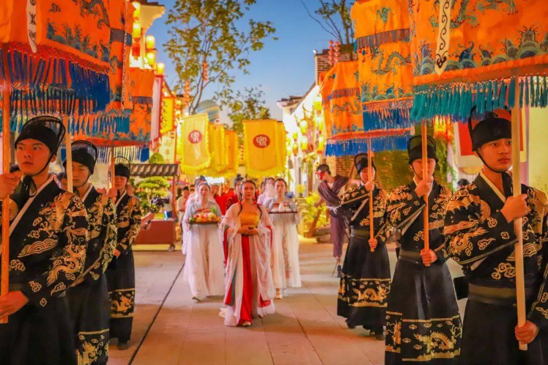 古有"春祭日,秋祭月"之说,秋分曾是传统的"祭月节,中秋节则是由传统