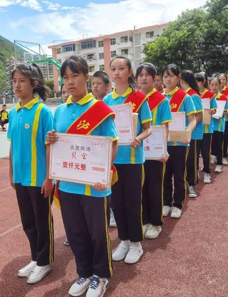 9月10日,泸定县一中召开庆祝2021年教师节暨校风建设启动大会,以新