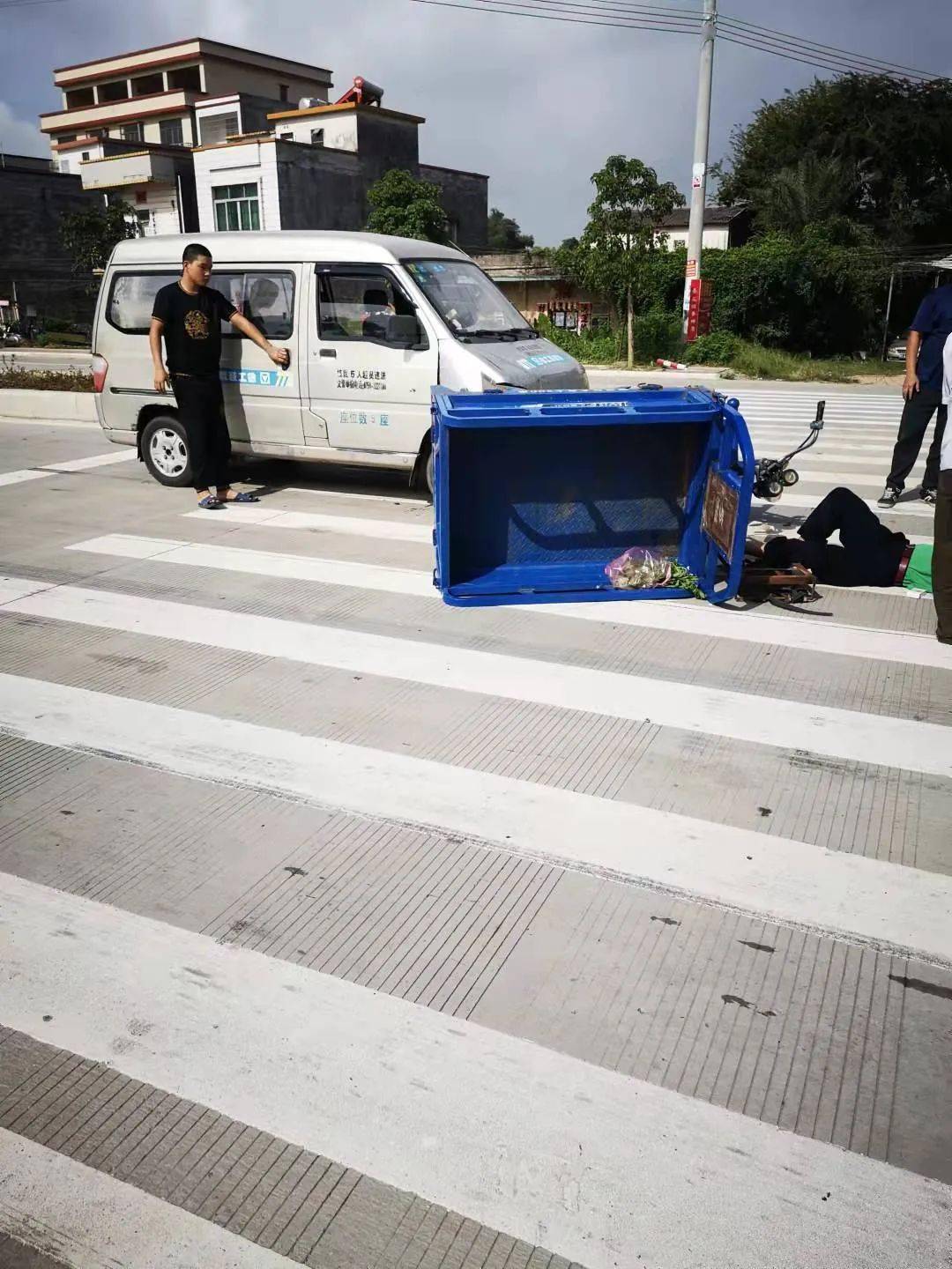 紧要阳春s113省道又发生车祸老人家倒地不起