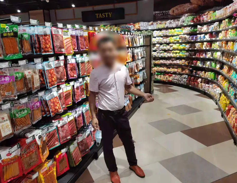 袋子|亏大了！想给儿子买又觉得太贵，女子超市偷50多块钱零食，还让朋友帮忙，双双被拘