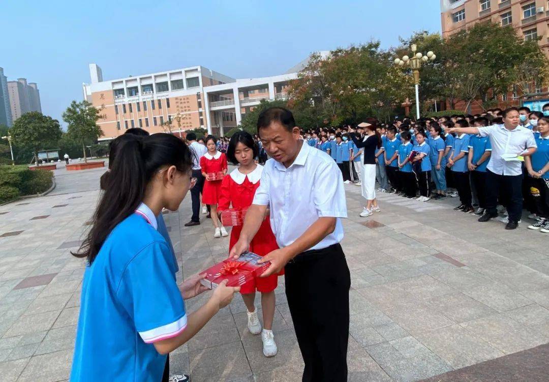 讲好一中故事赓续红色血脉我校举行一中红色故事授书仪式