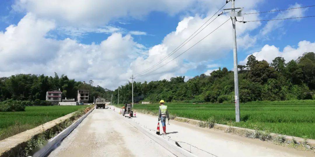 路面铺设稳步推进博白凤山至新田农村公路改扩建工程最新进展来啦