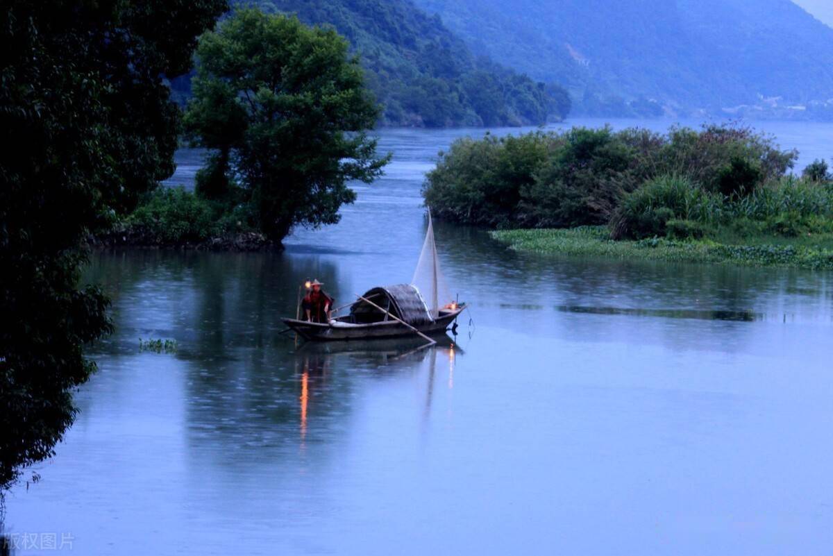 一首风格淳朴的诗每两句构成一幅图画读来令人享受