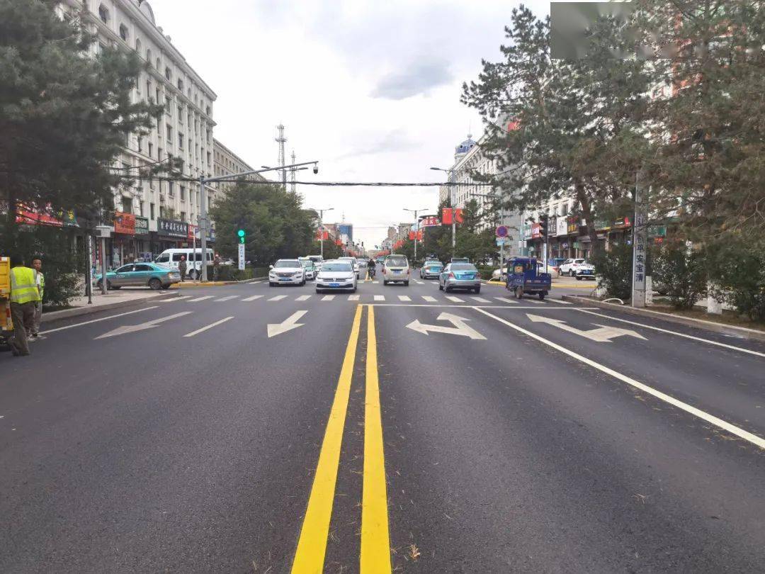 重新施划的标志标线,整洁清晰,醒目美观,不仅提高了道路交通管理水平