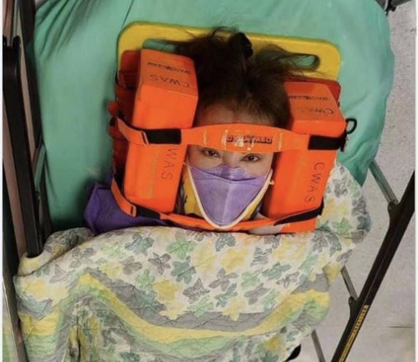 突发!香港名媛薛芷伦遭遇车祸,躺在担架上双眼无神脖子不能动弹