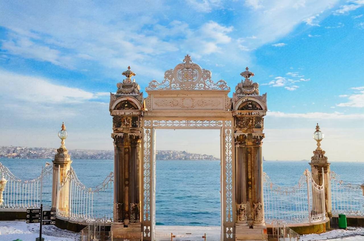 土耳其的皇宫真是奢华无比,4.5吨重的水晶灯你敢想吗?