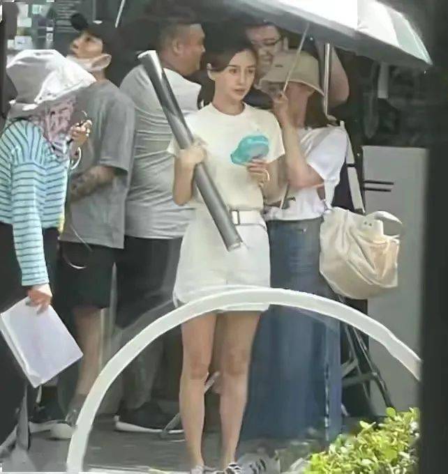 显得|杨颖现身好友婚礼,不精修还没素人漂亮,路人拍的五五身假胯宽!