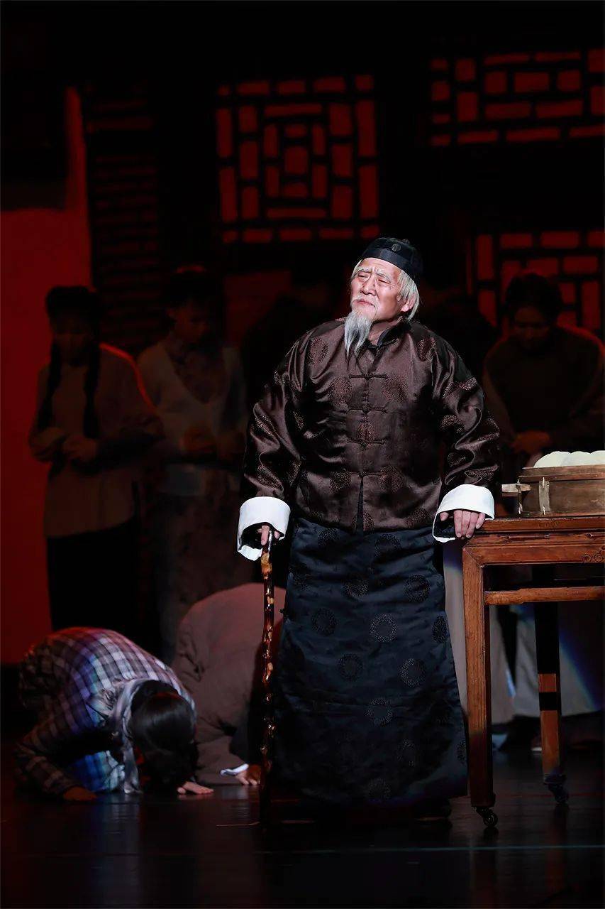 火爆抢票中重磅演出中国国家话剧院实力之作四世同堂