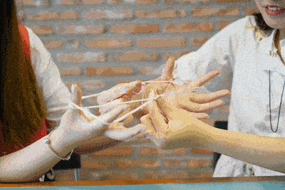 把皮筋拴在家里的椅子上 就为了能在battle中一展雄姿 对于翻花绳我愿