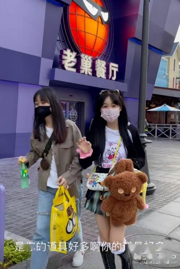 原创盘点环球影城偶遇明星生图白敬亭似商务精英林依轮兼职卖货