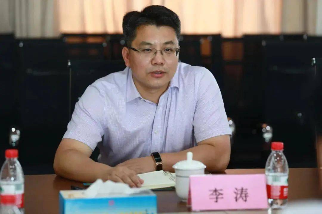 在松新公司,李涛,陈洁一行听取了公司班子成员的汇报.