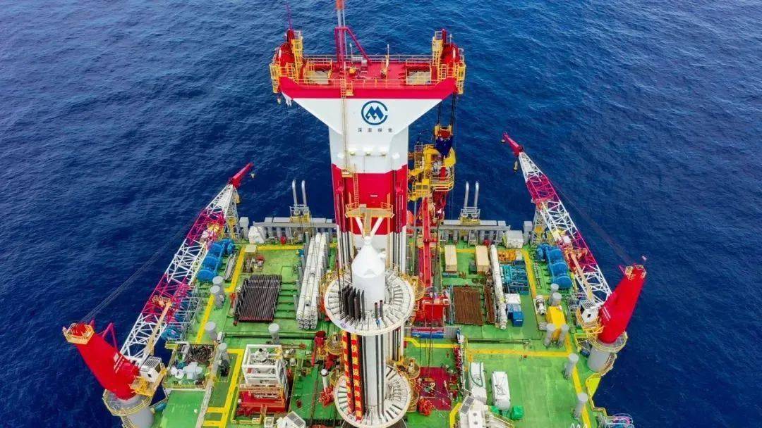 全球首艘智能型深水钻井平台深蓝探索海上开钻