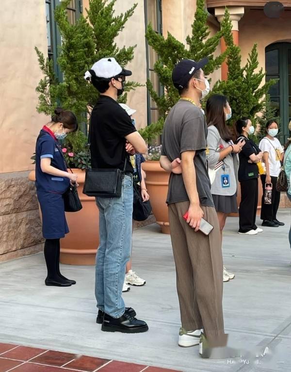 原创盘点环球影城偶遇明星生图白敬亭似商务精英林依轮兼职卖货