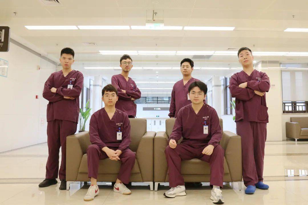 余杭三院男护团队现有6名男护士,他们分别是李醒,周飞,金鑫,钱家辉,王