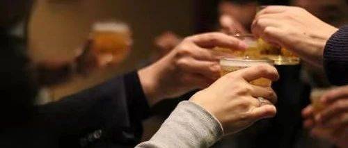 为什么醉酒后会胃部难受、呕吐？_酒精