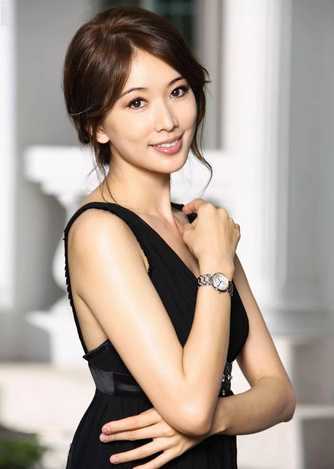 人们借助月亮来寄托细腻情怀娥眉月的婉转,上弦月的情思赋予月亮以