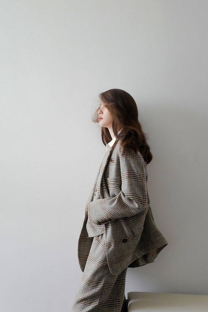 波浪|刘诗诗暖秋质感大片释出 穿正红丝边礼服温柔大气