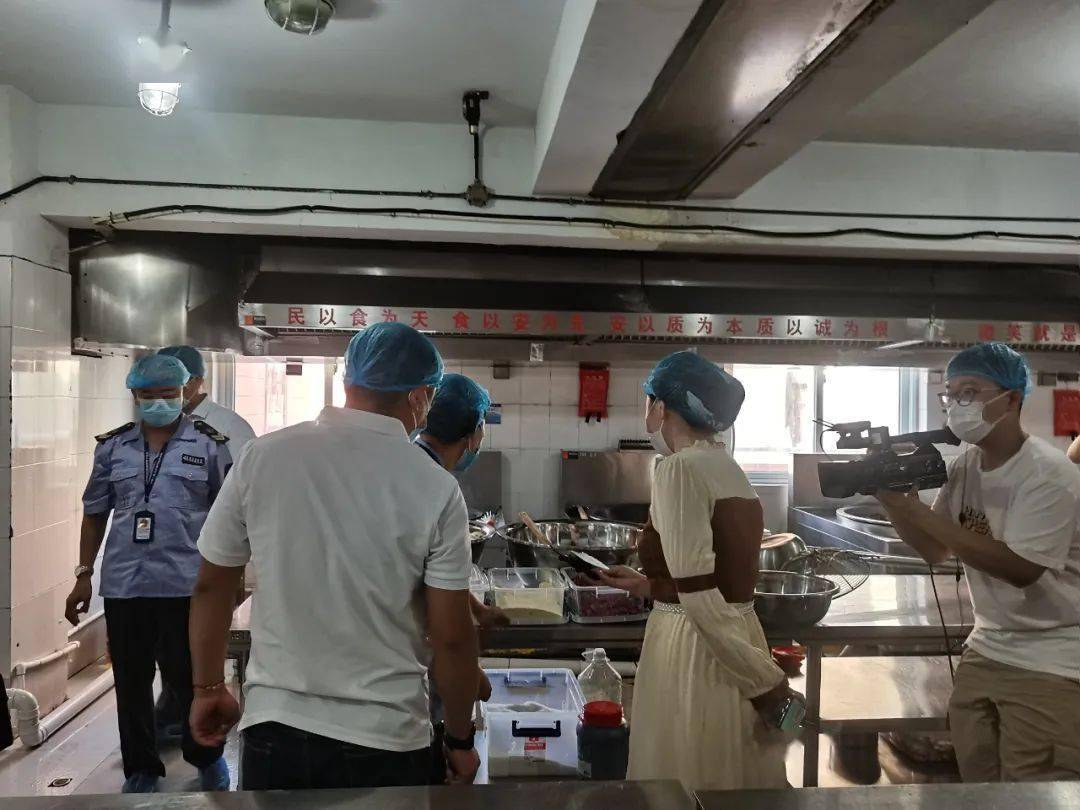 "活动组跟随原北大食药所所长刘旭霞走进许昌高中北校区的食堂后厨,在