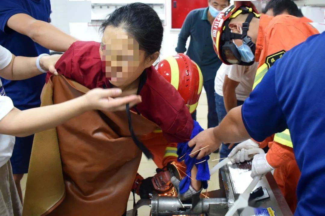隔着屏幕都疼攀枝花一食堂工作人员四根手指被绞进绞肉机里无法取出