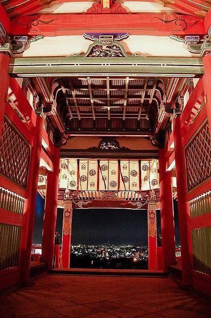 自平安时代起,就有很多文学作品提及清水寺,如《源氏物语》,《枕草子