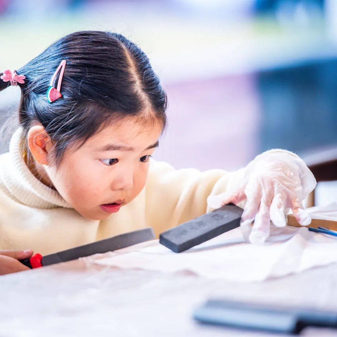 研学活动传承非遗文化体验活字印刷术的技艺